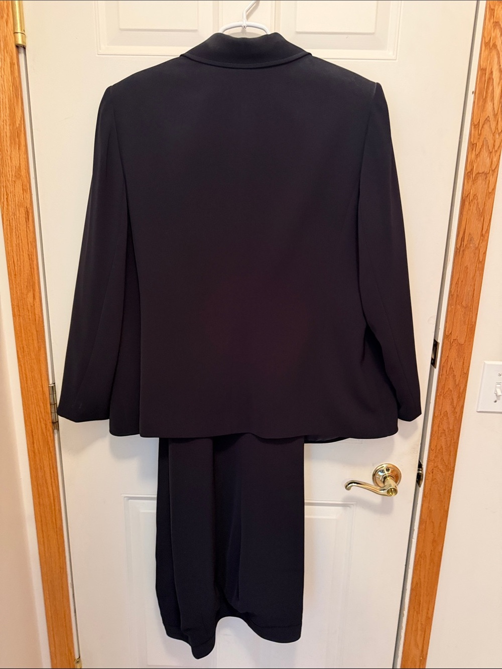 Tahari Women’s Black Two-Piece Pant Suit. 18W - Picture 2 of 9